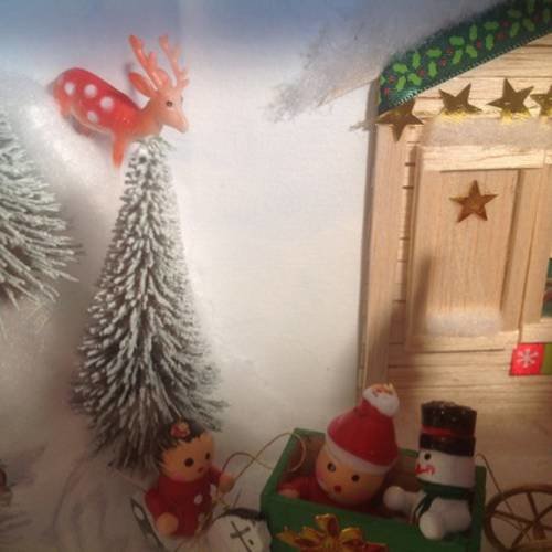 Noël en finlande, en vitrine miniature encadrée 