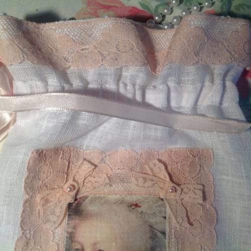 Pochette en coton blanc et dentelles anciennes avec un joli portrait de marie antoinette. 