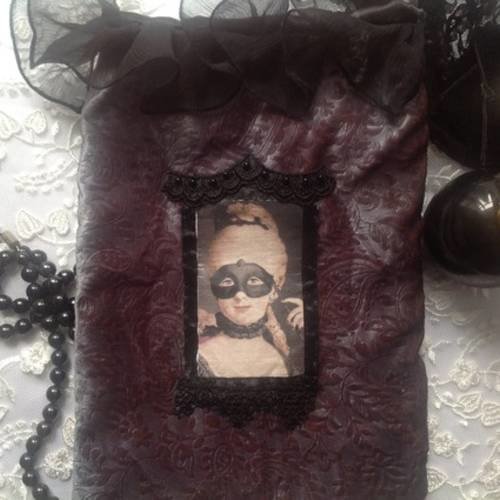 Pochette en velours damassé et soie sauvage avec un joli portrait d'une marquise masquée 