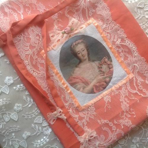 Grande pochette en soie corail avec portrait de jolie marquise 