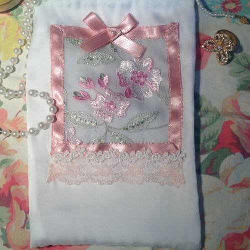 Pochette multi usage en soie blanche avec organza brodé de fleur rose pale 