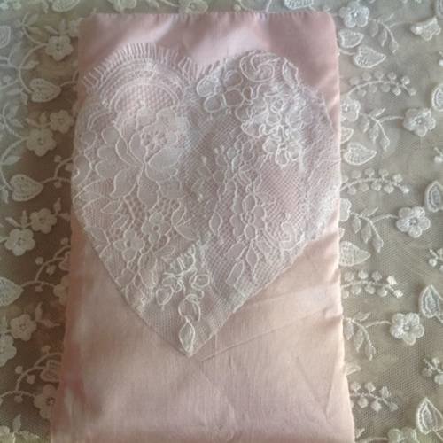 Housse pour smartphone en soie rose pâle et coeur brodé de dentelles blanches 