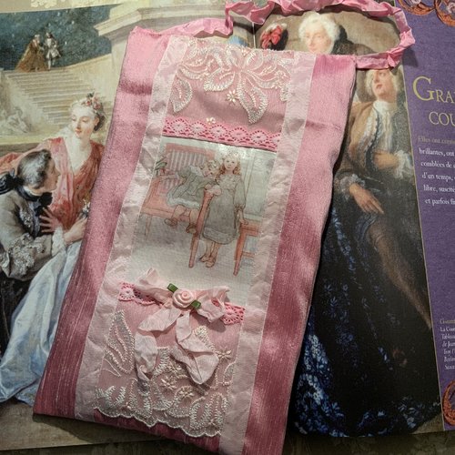 Coussin parfumé en soie avec transfert de petites filles