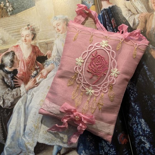 Coussin parfumé en soie avec tulle brodé d’une rose