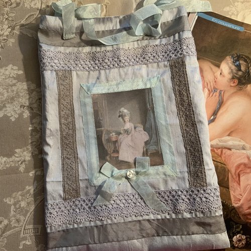 Pochette en soie et portrait d'une jolie marquise.