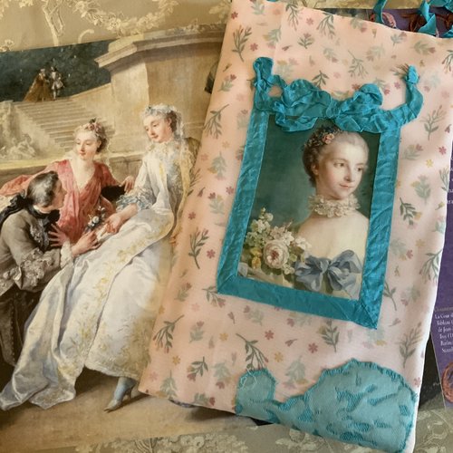 Grand coussin parfumé en organza et coton fleuri avec transfert