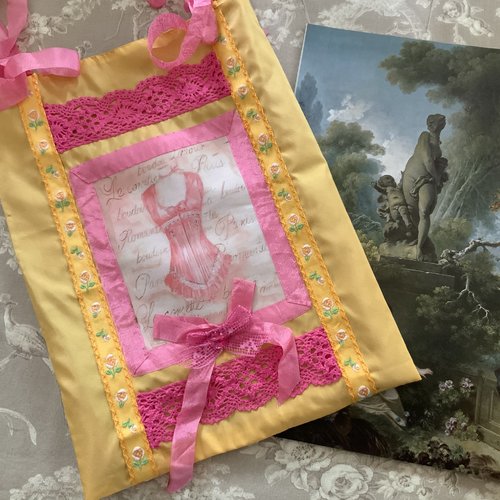 Pochette en soie et dentelle avec transfert d'un corset.