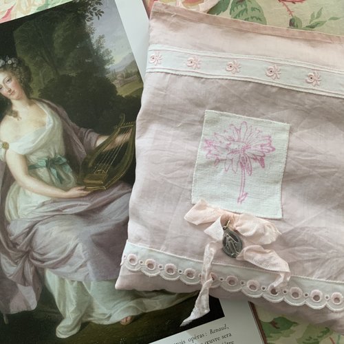 Petit coussin parfumé en batiste rose pâle avec fleurette