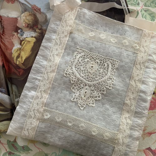 Coussin parfumé en tissus moirés beige