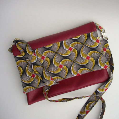 Sac à main rouge et tissu à motifs géométriques