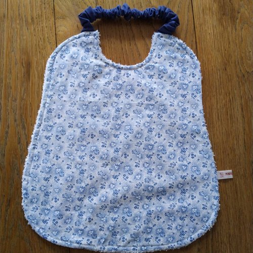Bavoir coton blanc et fleurettes bleues