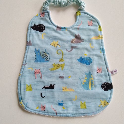 Bavoir coton bleu avec chats colorés