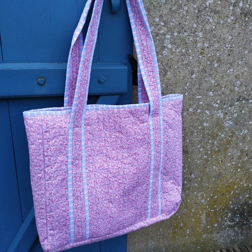 Sac à main rose en tissu matelassé