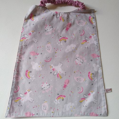 Bavoir serviette maternelle avec des licornes
