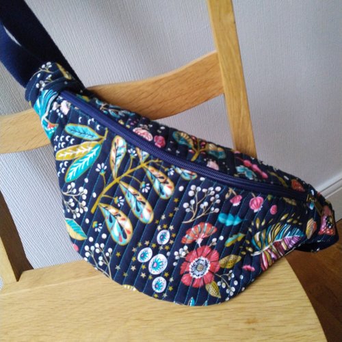 Sac banane couleur bleu marine et fleurs
