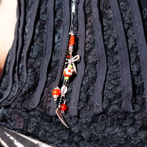 Sautoir breloques ajustable ou bijou de sac - dominante rouge et noir
