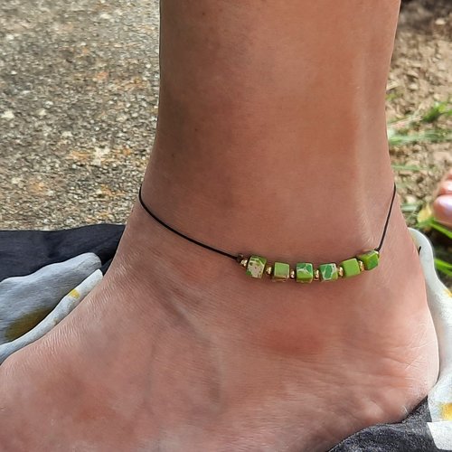 Bracelet de cheville chaîne fil de soie - cubes pierres teintées vertes