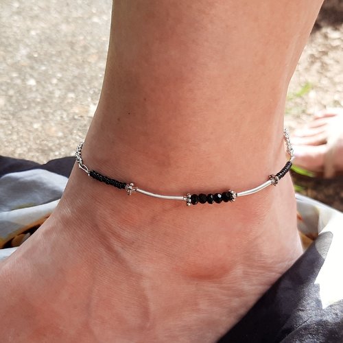 Bracelet de cheville chaîne rhodium - perles toupies noires et métal