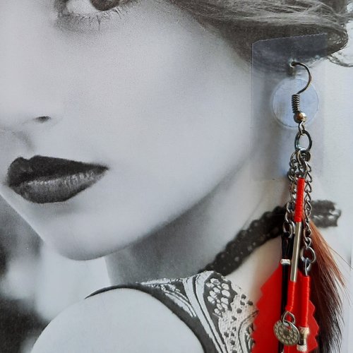 Boucles d'oreilles longues pendantes - collection "apaches" couleur rouge