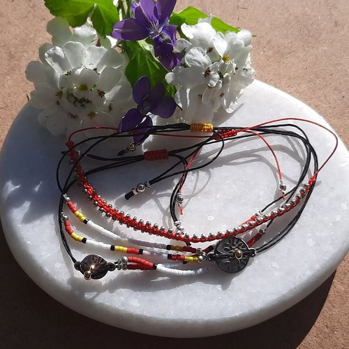 Trio de bracelets ajustables macramé et breloques dominante rouge