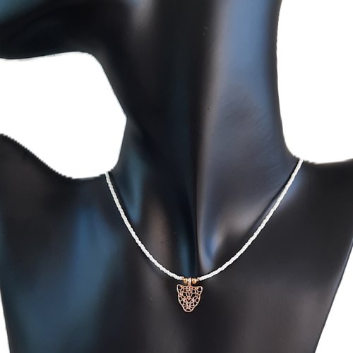 Collier ras du cou perles rocailles nacrées et pendentif panthère