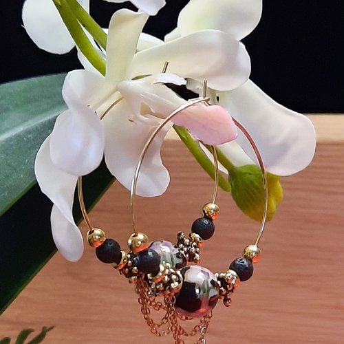 Élégantes boucles d'oreilles dorées et noires