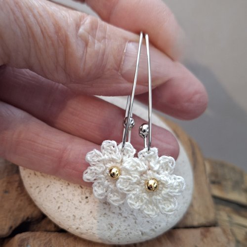 Boucles d'oreilles longues fleurs au crochet couleur crème