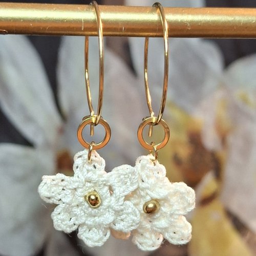 Boucles d'oreilles créoles fleurs au crochet couleur crème