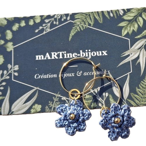 Boucles d'oreilles créoles breloque fleur au crochet bleu lavande