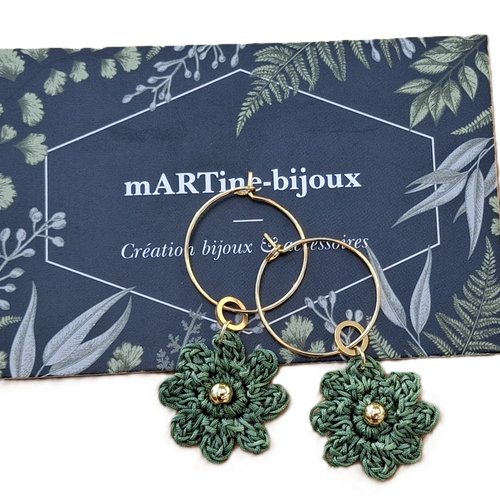 Boucles d'oreilles créoles breloque fleur au crochet vert amande