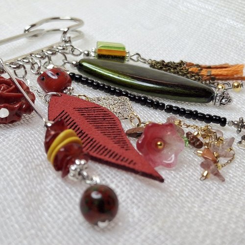 Broche épingle avec breloques de création artisanale