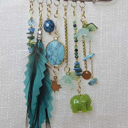Broche épingle avec breloques de création artisanale