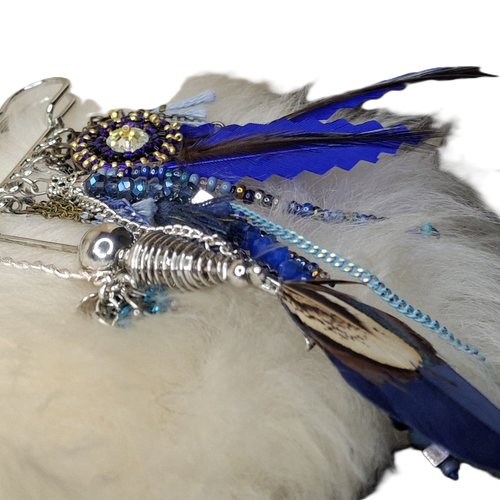 Broche épingle avec breloques de création artisanale