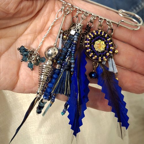 Broche épingle avec breloques de création artisanale