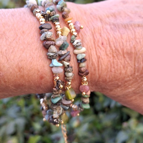 Bracelet "signature" en pierres naturelles et acier doré
