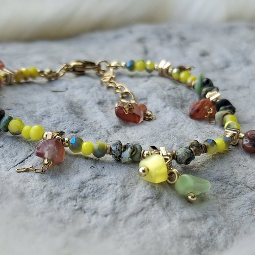 Bracelet pierres naturelles et perles africaines – jaune, orange, vert – acier inoxydable doré