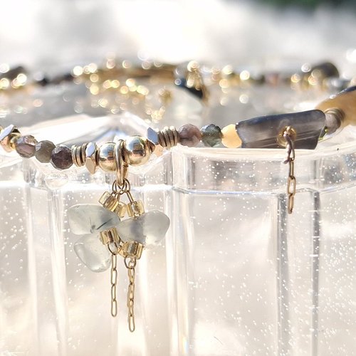 Bracelet pierres naturelles et perles africaines – noir, marron, vert – acier inoxydable doré