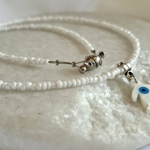 Collier fin en perles de rocaille blanches, pendentif silhouette fille et œil bleu, fermoir aimanté