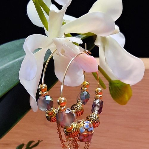 Élégantes boucles d'oreilles dorées et bleues