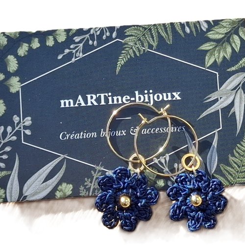 Boucles d'oreilles créoles breloque fleur au crochet bleu marine