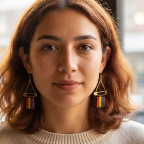 Boucles d’oreilles "pride" – épingle à nourrice et perles arc-en-ciel