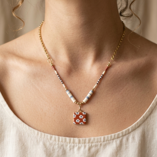 Collier court multi-matières – pendentif carré fleuri & perles heishi