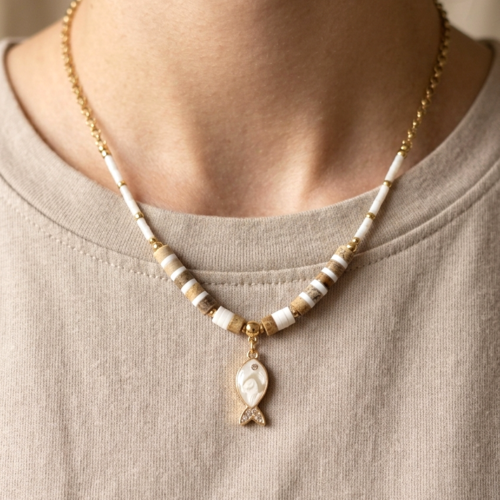 Collier "océan doux" – pendentif poisson en nacre & quartz marron