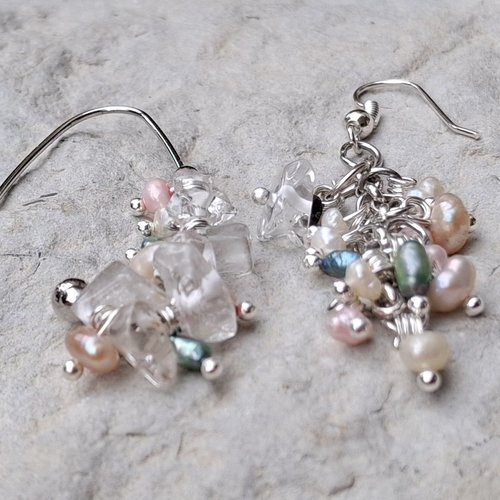 Boucles d'oreilles asymétriques "éclat d'eau douce" – perles nacrées et verre – acier inoxydable