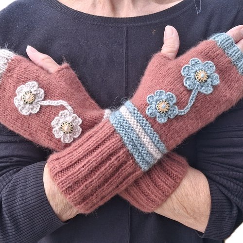 Mitaines longues artisanales – fleurs crochetées & bois