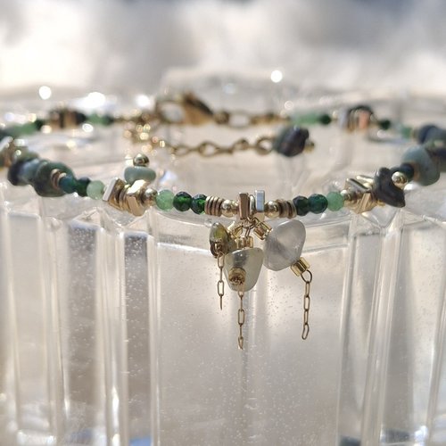 Bracelet pierres naturelles et perles africaines – vert, marron – acier inoxydable doré