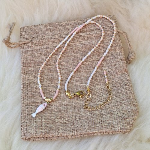 Collier pendentif poisson en perles miyuki et notes dorées – ajustable (40-45 cm)