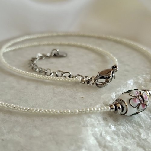 Collier fin en perles blanches et perle centrale en céramique florale rose et verte