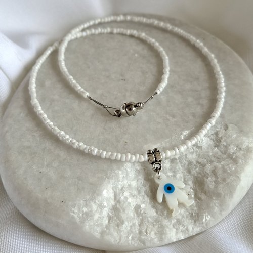 Collier fin en perles de rocaille blanches, pendentif silhouette garçon et œil bleu, fermoir aimanté
