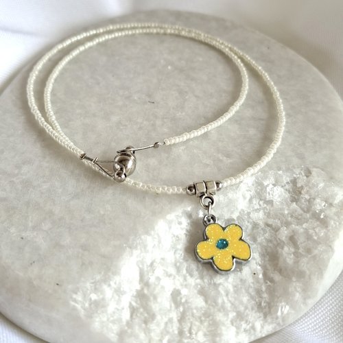 Collier ras de cou 40 cm en perles de rocaille blanches, pendentif fleur jaune émaillée, fermoir aimanté